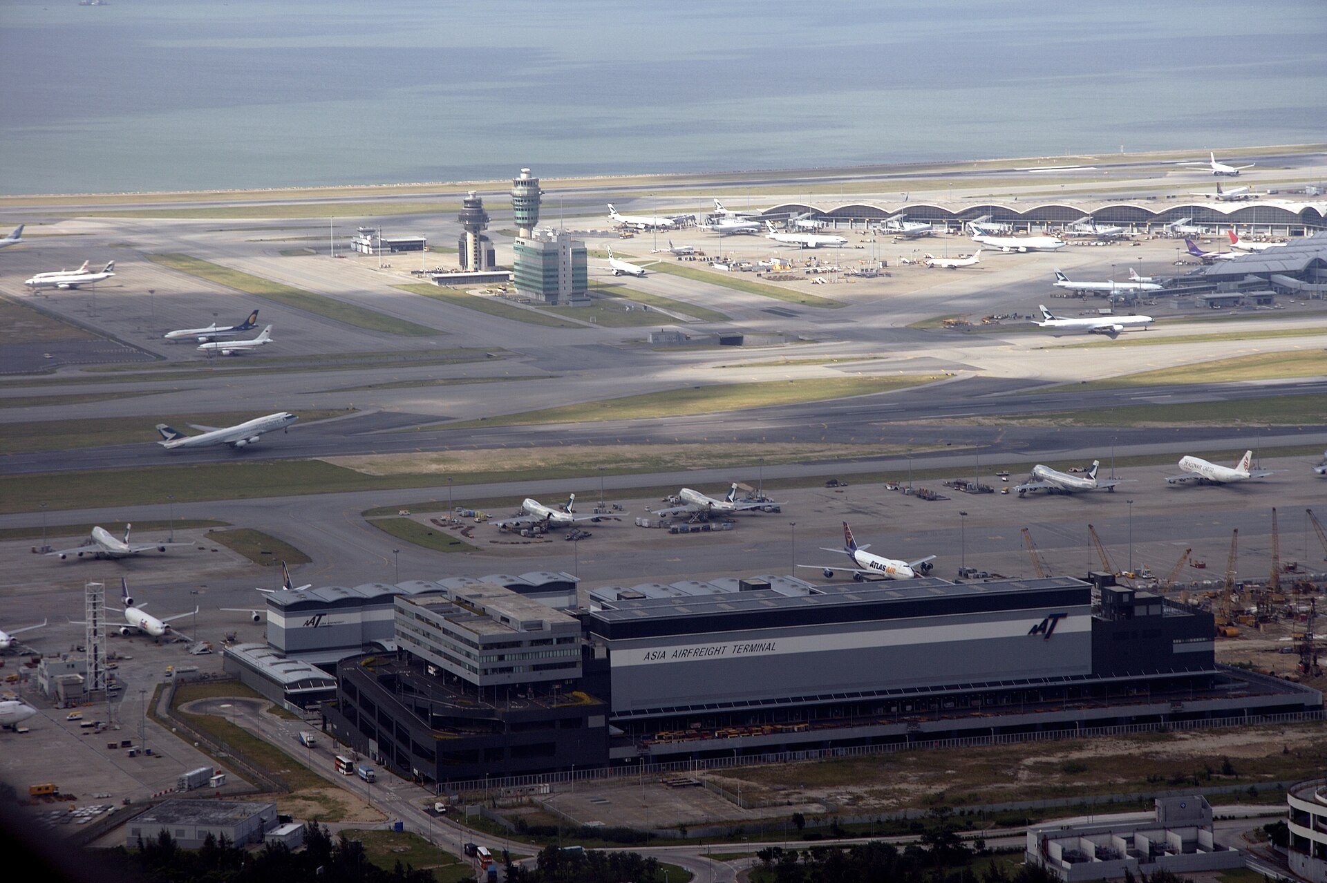 香港國際機場航廈、跑道及停機坪航拍全景
