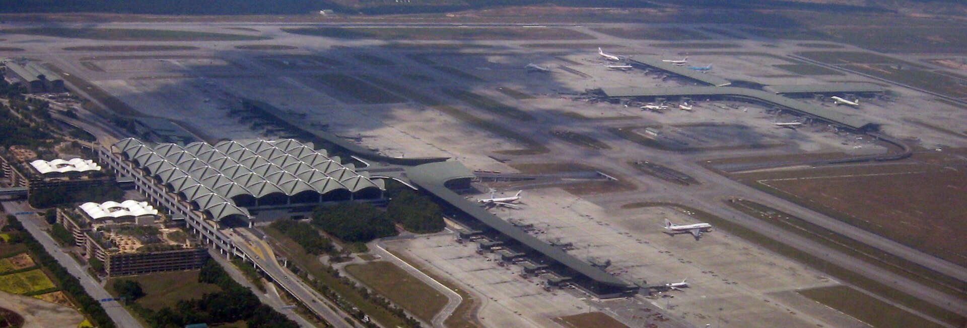 吉隆坡國際機場航廈、登機橋及停機坪航拍景觀