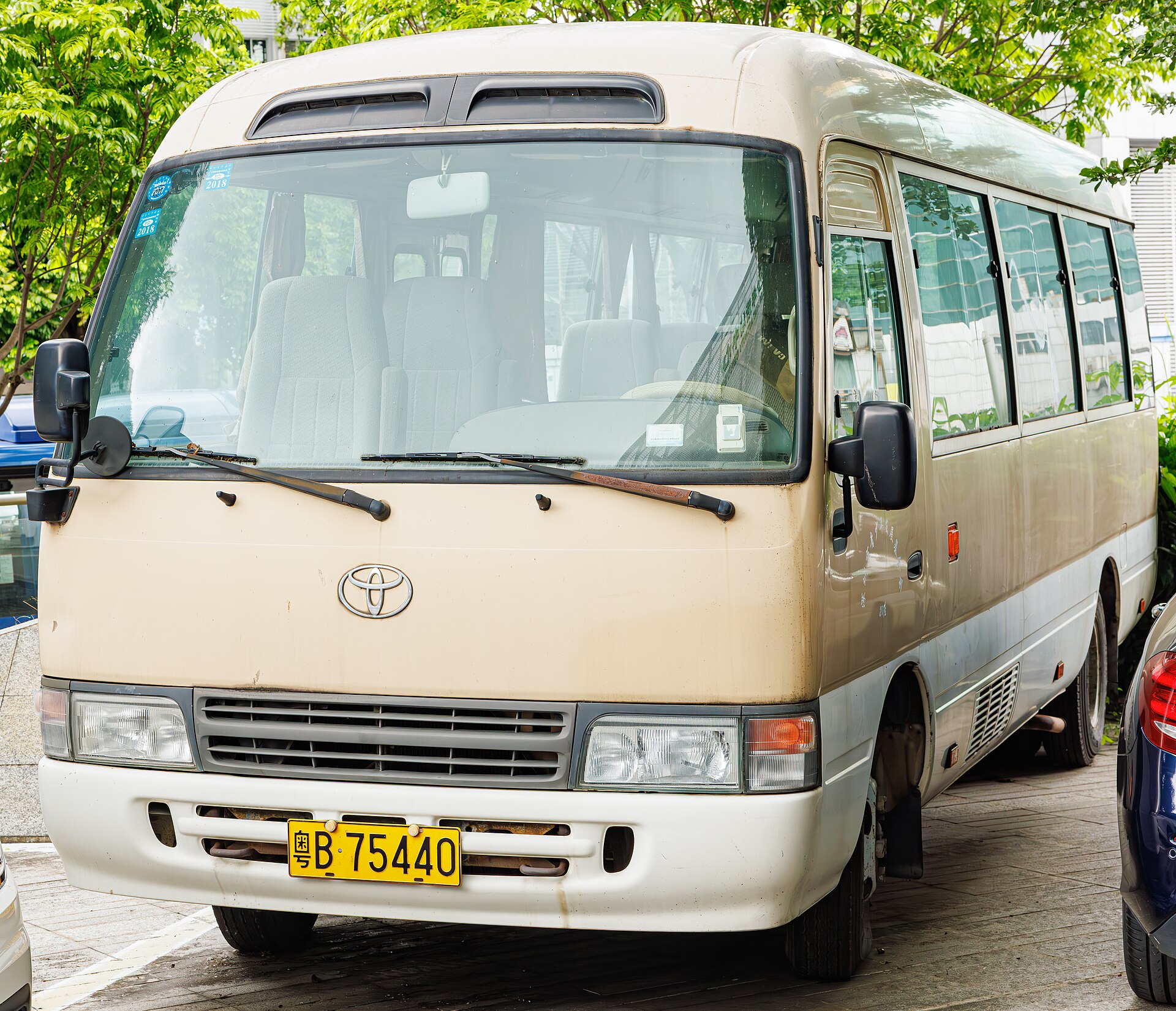 停泊於香港街道旁的 Toyota Coaster 中型巴士