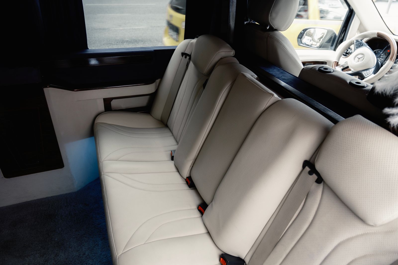 商務 MPV 的後排淺色皮座與車廂空間